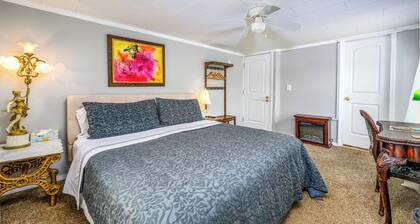 Fiddler On The Roof Room<br>Room with mountain views, a King-Size bed, en suite bathroom, and FREE breakfast. It sleeps 2.