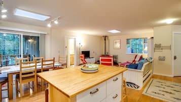 Cabin, 3 Bedrooms, Balcony | Dining room