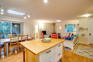 Dining room - Glacier Springs Cabin - Wood Stove, Hot Tub, Wifi, Sleeps 8 (Deming)