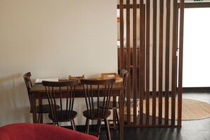 House, Vineyard View | Living area | 35-inch LCD TV with cable channels, Netflix, streaming services - Quinta Vila Rachel (Alijó)