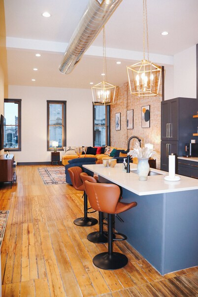 Boujee on Third: 2-bedroom condo in Beautiful Downtown Marion 