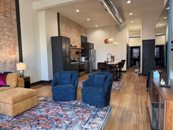 Smart TV, chimenea, libros, impresora