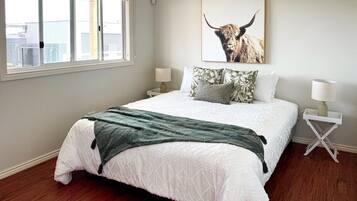 3 slaapkamers, een bureau, een strijkplank/strijkijzer, reisbedje