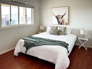 3 Schlafzimmer, Schreibtisch, Bügeleisen/Bügelbrett, Reisekinderbett