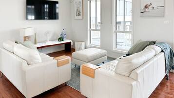 Smart-TV, Kamin, Bücher