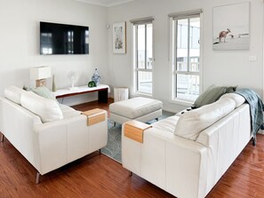 Älytelevisio, takka, kirjoja