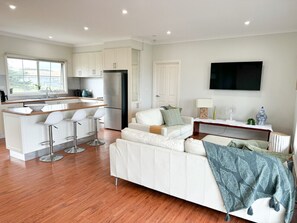 TV connectée, cheminée, livres