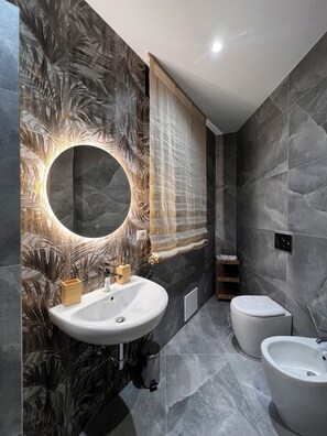 Dusche, Haartrockner, Bidet, Handtücher