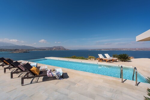 Villa Peninsula, Luxury accommodation with breathtaking Sea and Mountain views 