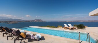 Villa Peninsula, Luxury accommodation with breathtaking Sea and Mountain views 