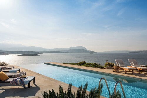 Villa Peninsula, Luxury accommodation with breathtaking Sea and Mountain views 