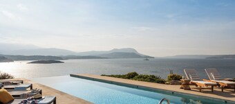 Villa Peninsula, Luxury accommodation with breathtaking Sea and Mountain views 