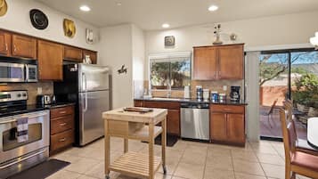 Kylskåp, mikrovågsugn, ugn och spishäll