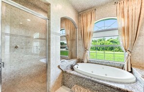 Douche, baignoire Ă jets, sĂšche-cheveux, serviettes fournies