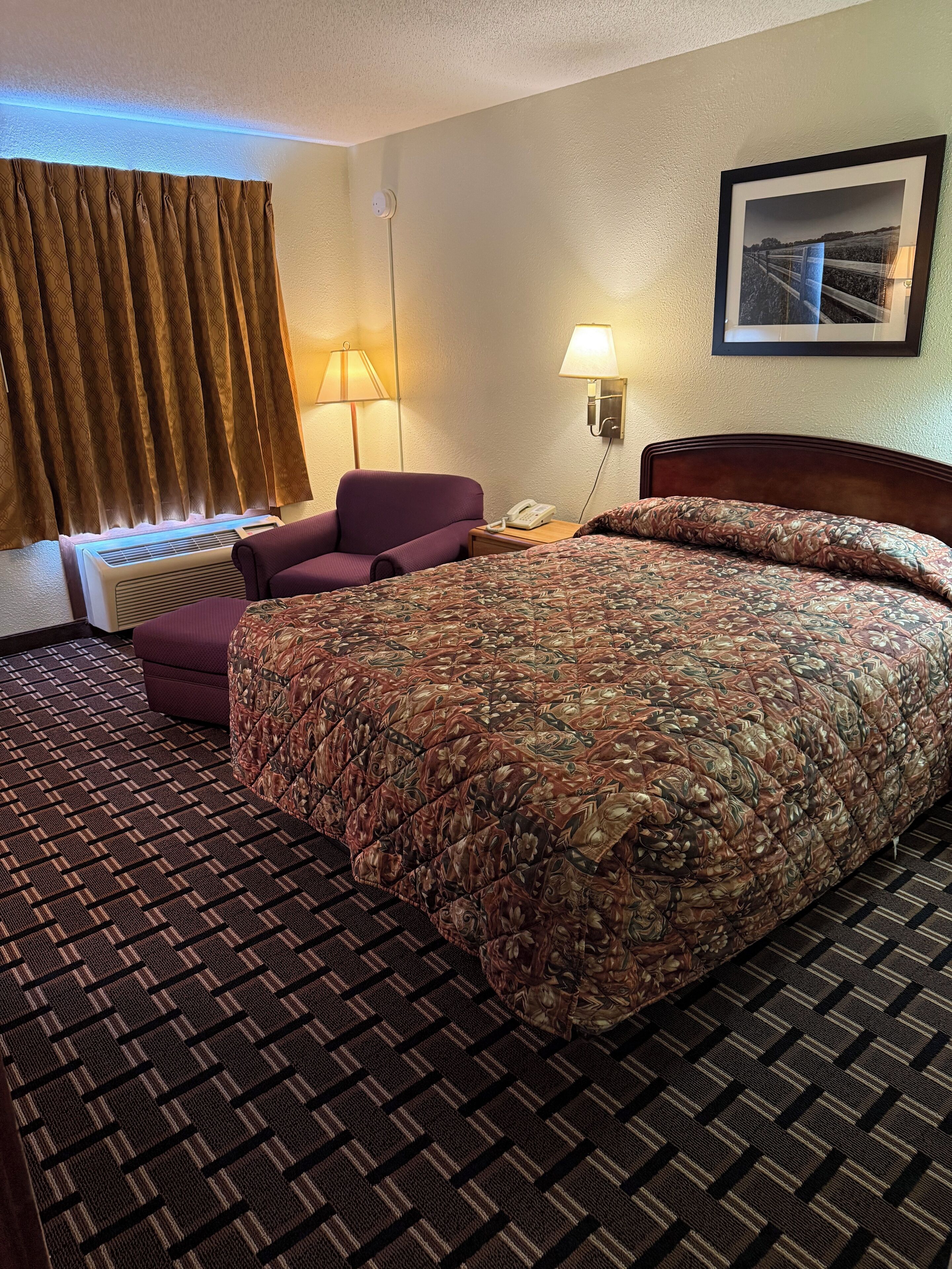 Phòng đơn Deluxe | Bàn, khu vực làm việc phù hợp cho laptop, màn/rèm cản sáng 