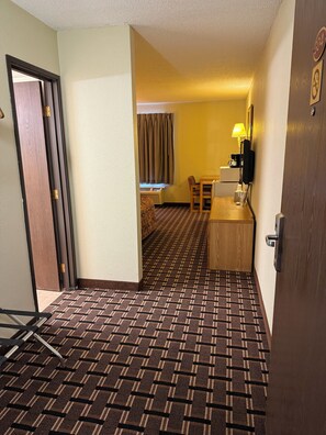 Deluxe Single Room | Desk, laptop workspace, blackout drapes, iron/ironing board - Peddlers Inn Motel (Ulysses)