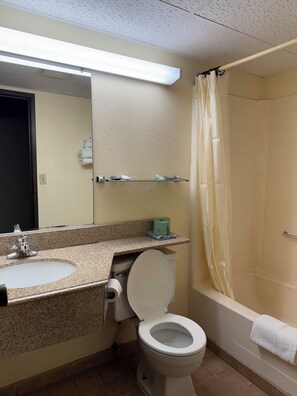 Combined shower/bathtub, hair dryer, towels, soap - Peddlers Inn Motel (Ulysses)