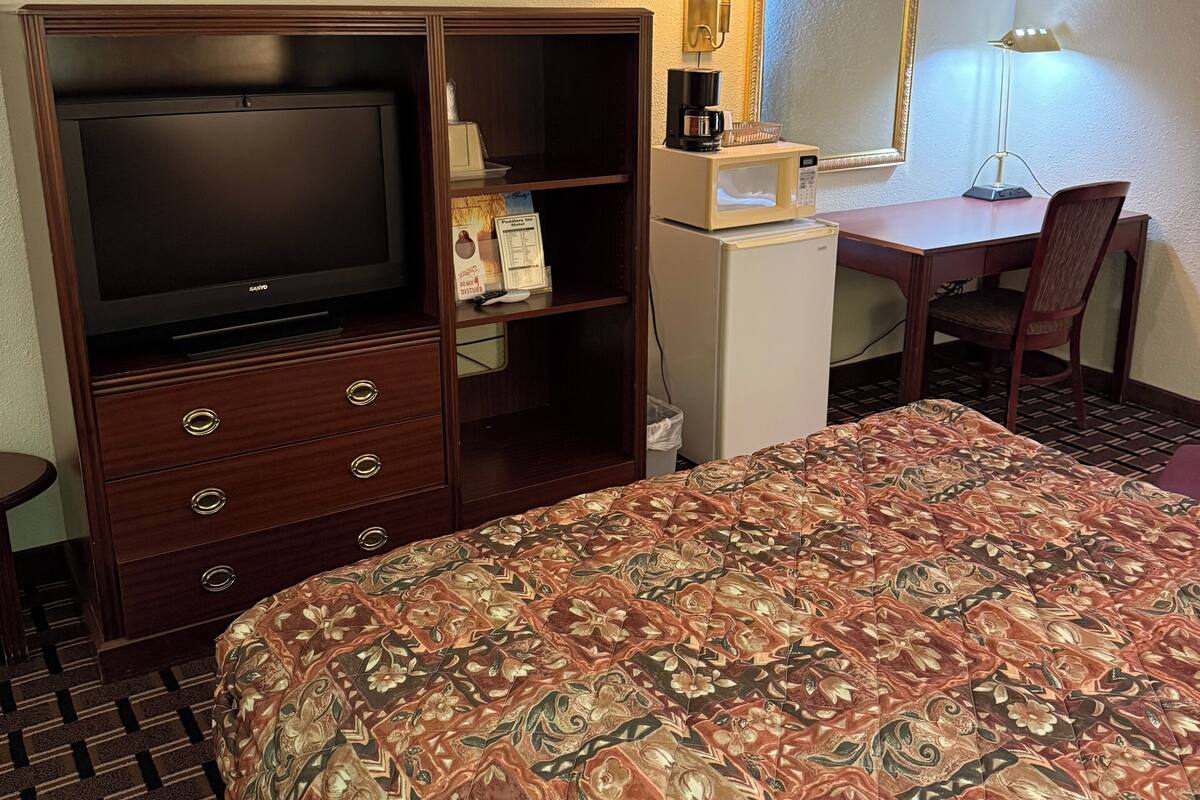 Kamar Single Deluks | Meja kerja, ruang kerja ramah laptop, dan tirai kedap cahaya