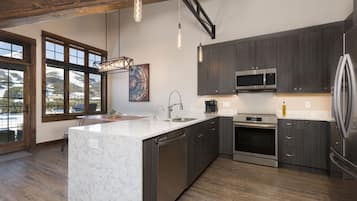 Frigorífico, microondas, horno y placa de cocina