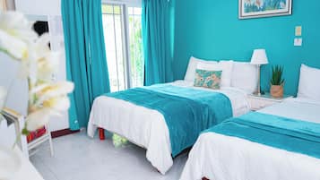 デラックス ダブルルーム バルコニー オーシャンビュー | 羽毛の掛け布団、ピロートップベッド、セーフティボックス (室内)、客室ごとに異なるインテリア