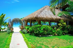 Am Strand, weißer Sandstrand, Liegestühle, Sonnenschirme