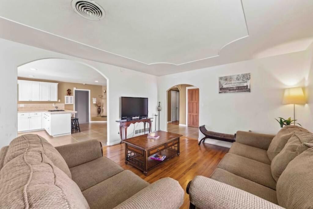 Televisor intel·ligent, videojocs, futbolí i taula de tennis de taula 