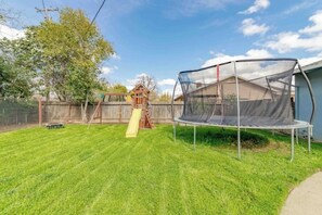 Children’s area - Yuba City 3 bedrooms 4 beds 2 ba Spacious Game Room Games Playground Trampoline (Yuba City)