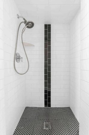 Een haardroger, handdoeken, zeep, shampoo