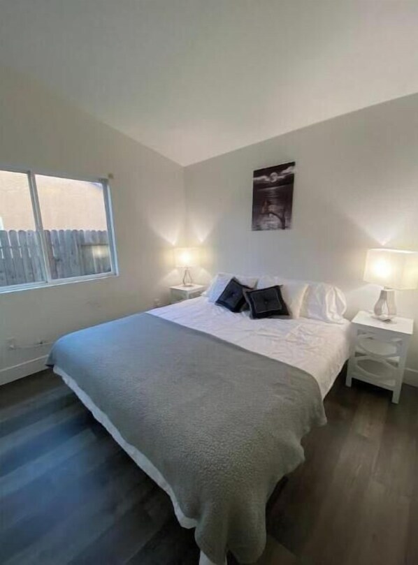 4 bedrooms, iron/ironing board, WiFi, bed sheets