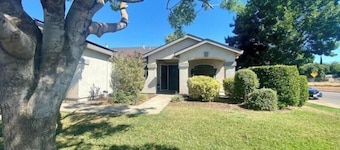 Wheatland-4 bedroom 5 beds near Hard Rock, Amphitheater, Beale