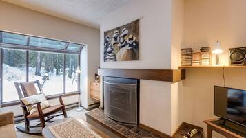 Apartment, 1 Bedroom, Balcony | Living room