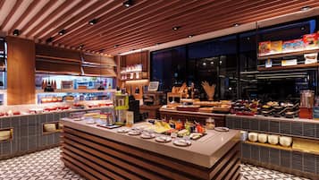 Petit déjeuner buffet (647.35 THB par personne)