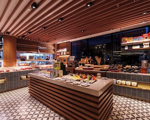 Daily buffet breakfast (THB 647.35 per person) - Four Points By Sheraton Bangkok, Sukhumvit 22 (Bangkok)