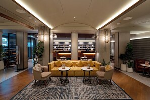 Lobby sitting area - Four Points By Sheraton Bangkok, Sukhumvit 22 (Bangkok)