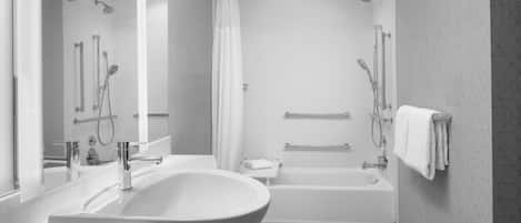 Un baño moderno con un lavabo grande, una bañera y zona de ducha.