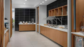 Buffet déjeuner gratuit tous les jours