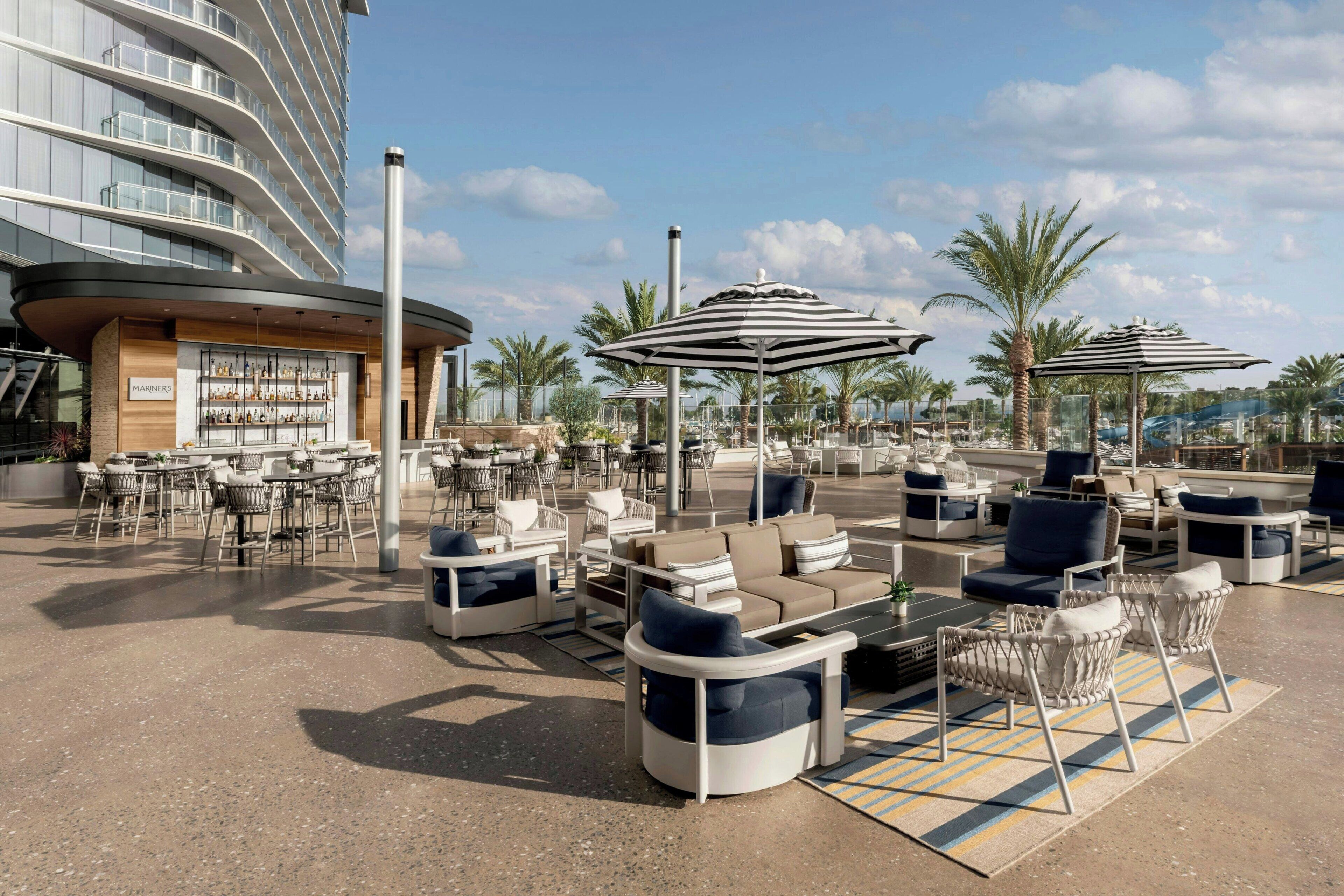 4 bars/lounges, sports bar