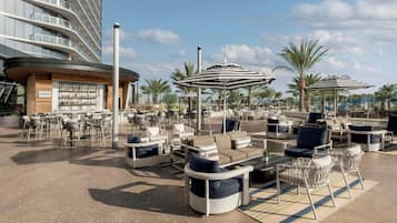 4 bars/lounges, sports bar