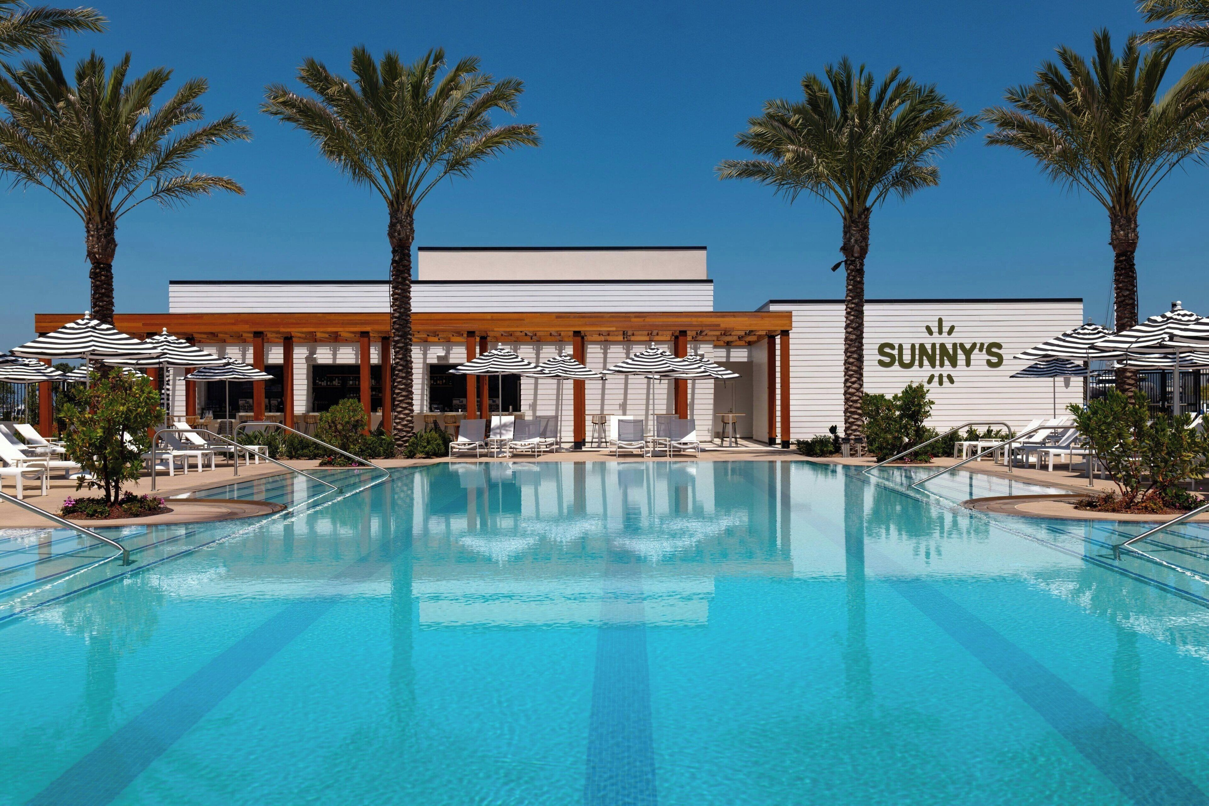 3 つの屋外プール