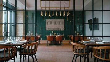 4 bars/lounges, sports bar