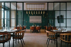 4 bars/lounges, sports bar