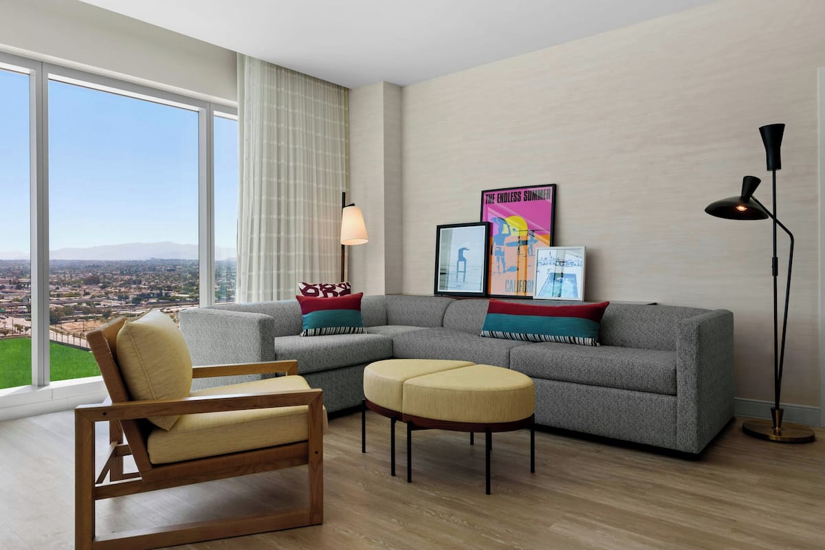 Suite ejecutiva, 1 habitación, vista a la montaña | Sala de estar | Televisión de pantalla plana de 65 pulgadas con canales por cable