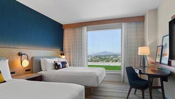 Biancheria da letto di alta qualità, una scrivania, postazione laptop