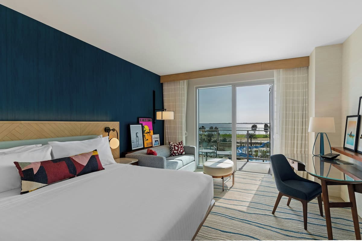 Kamer, 1 kingsize bed met slaapbank, balkon, uitzicht op de baai | Luxe beddengoed, een bureau, een laptopwerkplek, beddengoed