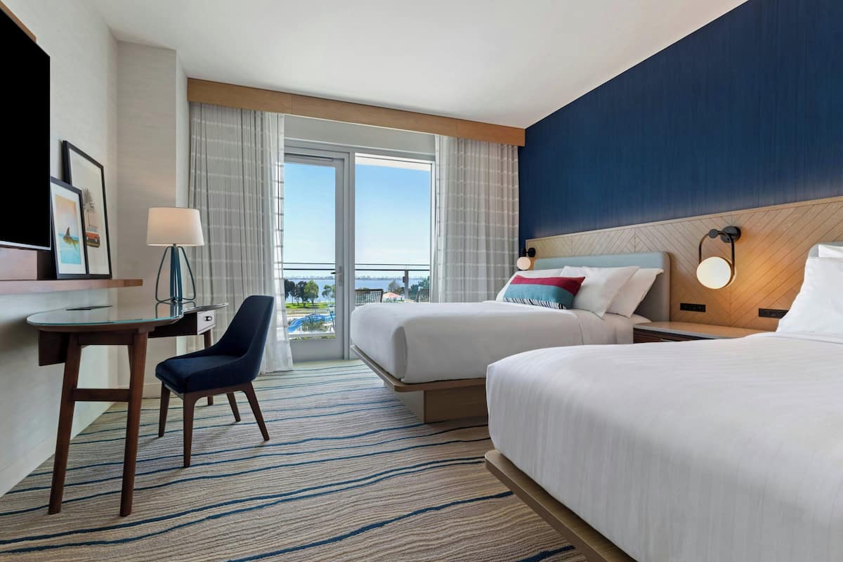 Kamer, 2 queensize bedden, balkon, uitzicht op de baai | Luxe beddengoed, een bureau, een laptopwerkplek, beddengoed