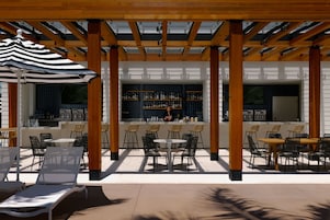 Bar junto a la piscina