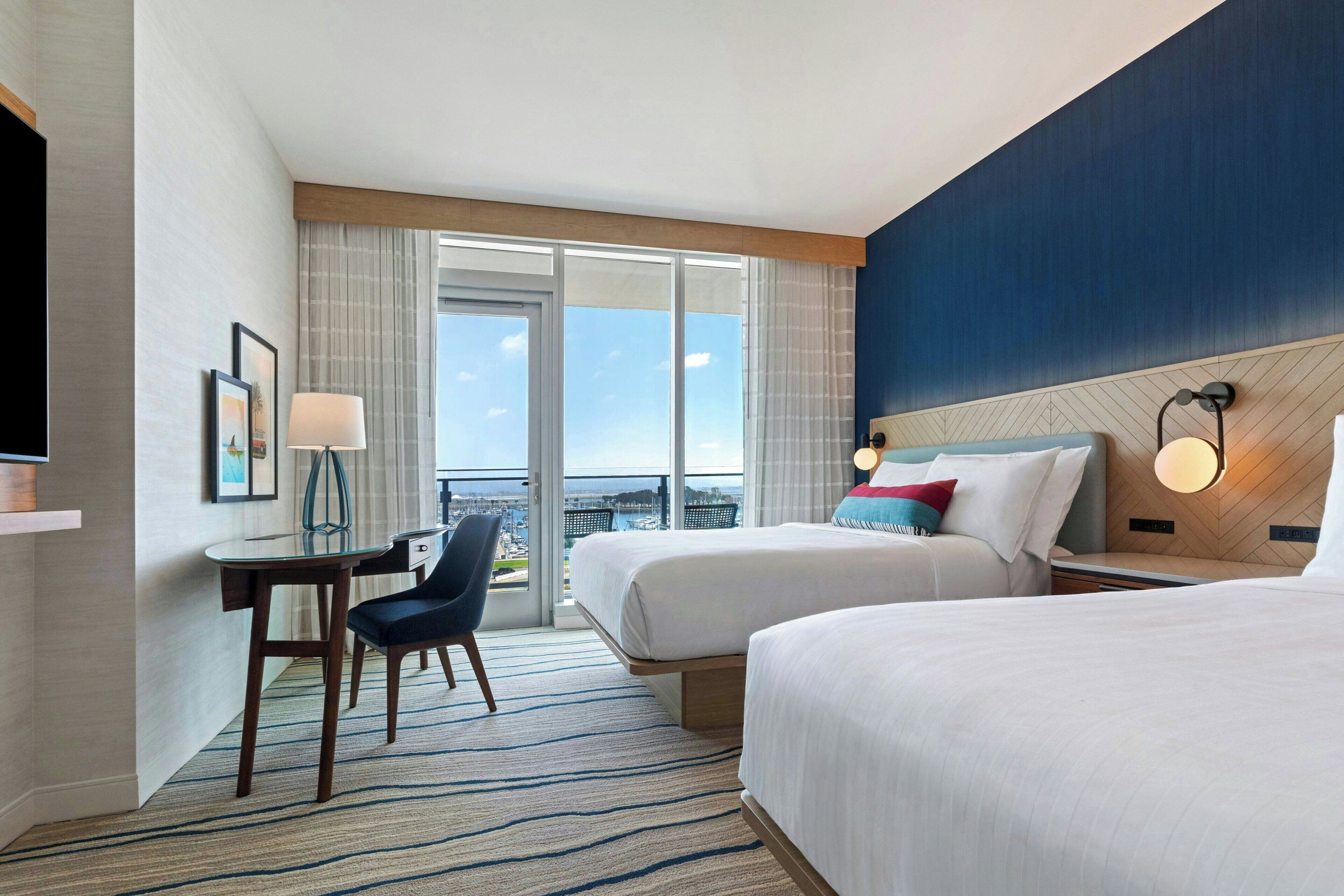 Habitación, 2 camas Queen size, balcón, vista a la marina | Ropa de cama de alta calidad y escritorio 