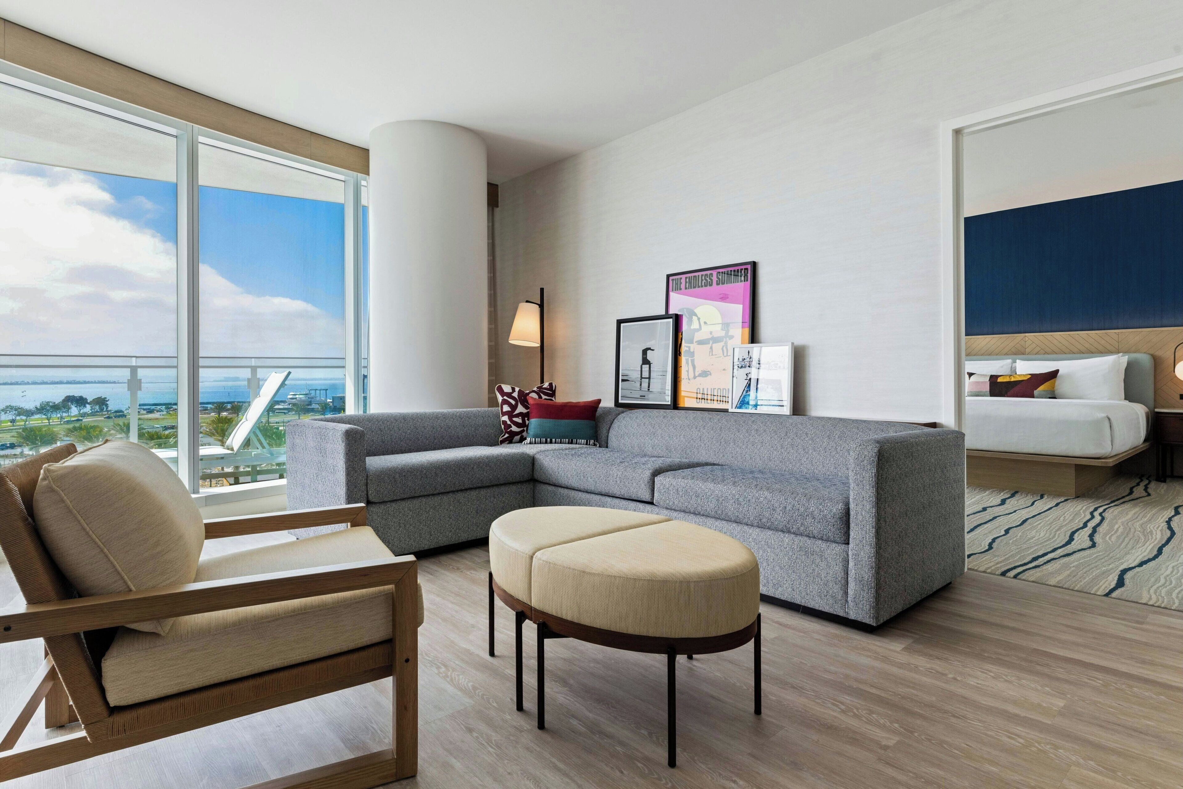 Suite Exécutive, 1 chambre, vue baie | Salle de séjour | Télévision à écran plat de 65 pouces avec chaînes par câble