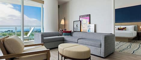 Suite ejecutiva, 1 habitación, vista a la bahía | Sala de estar | Televisión de pantalla plana de 65 pulgadas con canales por cable