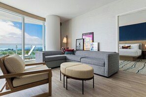 Svit Executive - 1 sovrum - utsikt mot havsviken | Vardagsrum | 65-tums platt-tv med kabelkanaler och streamingtjänster